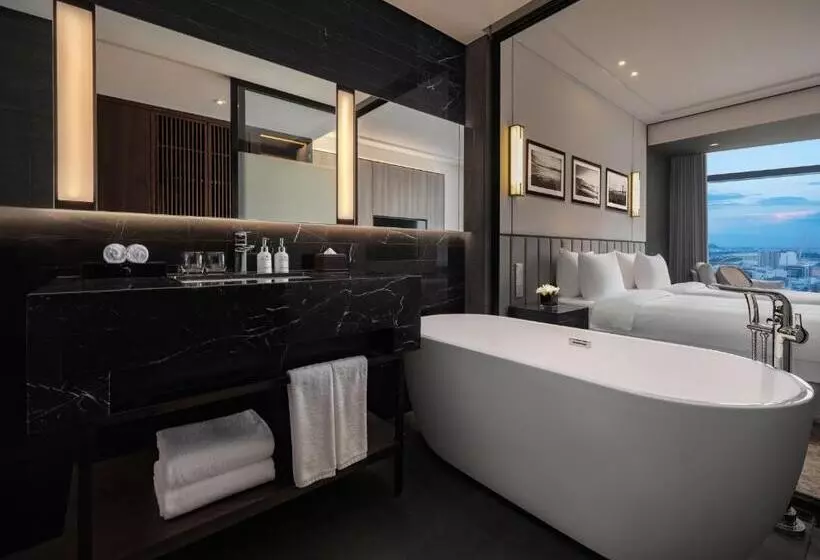 キングサイズベッドのデラックスルーム, Crowne Plaza Danang City Centre, An Ihg