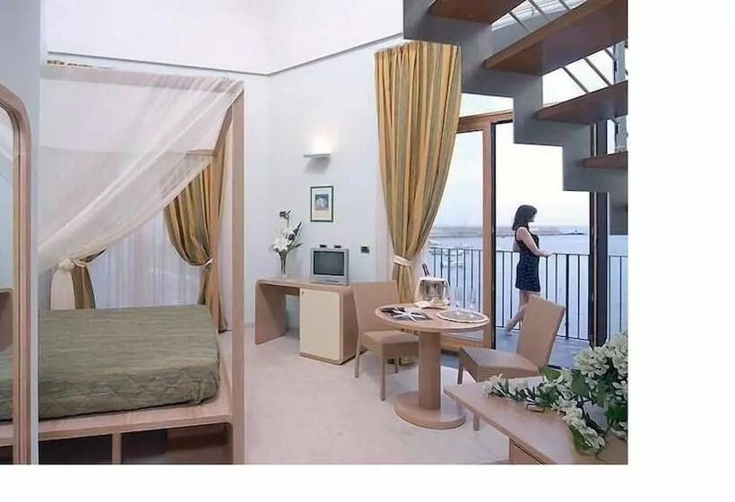 سوییت جونیور با چشم‌انداز دریا, Villa Carolina