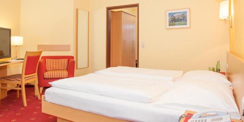 标准三人间, Zur Post