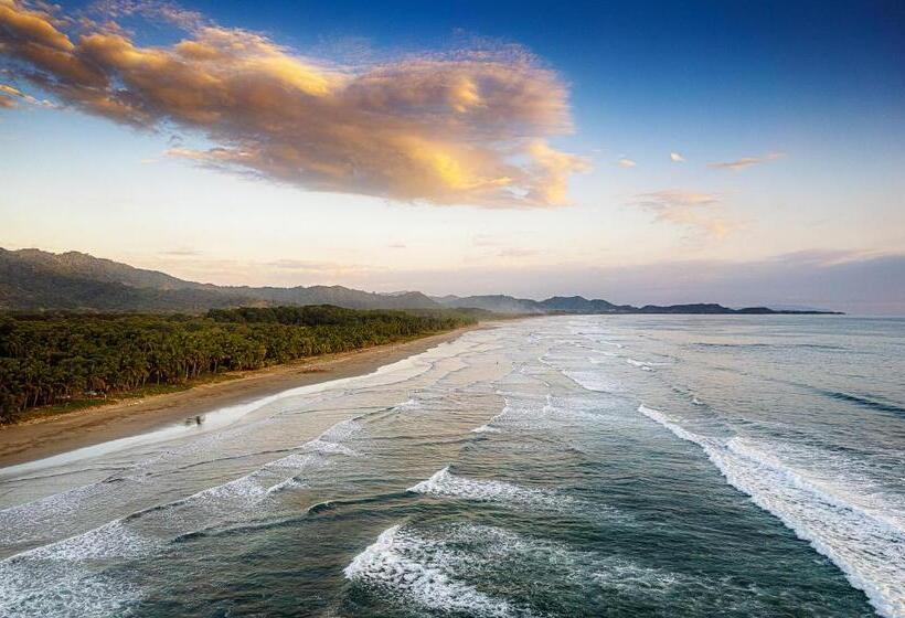 بنجلو قياسى مطل على البحر, Casa Laureles