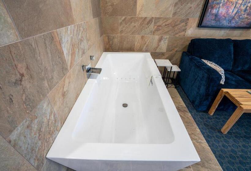 מיטת קינג בסוויטה, Byrncliff Golf Resort