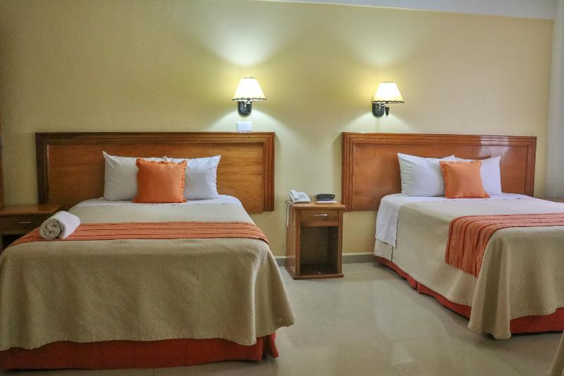 غرفة قياسية ثلاثية, Baez Carrizal