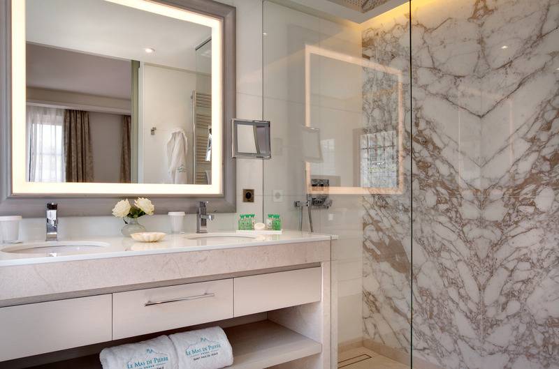 غرفة ديلوكس, Hard Days Night