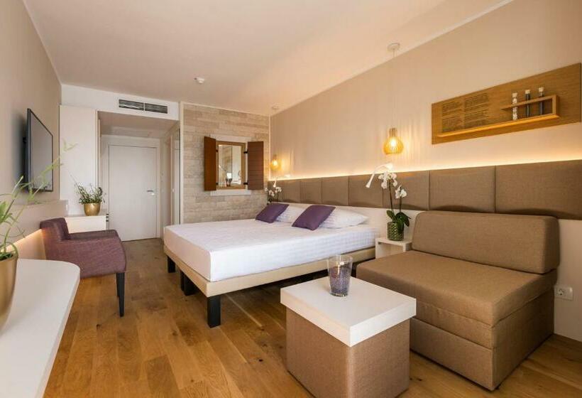 اتاق سوپریور با چشمانداز, Histrion