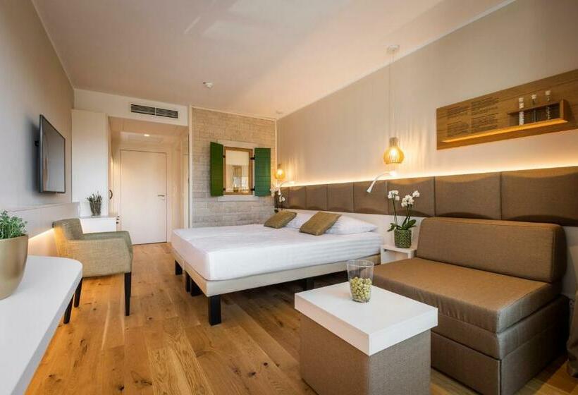 اتاق سوپریور با چشمانداز دریا و بالکن, Histrion