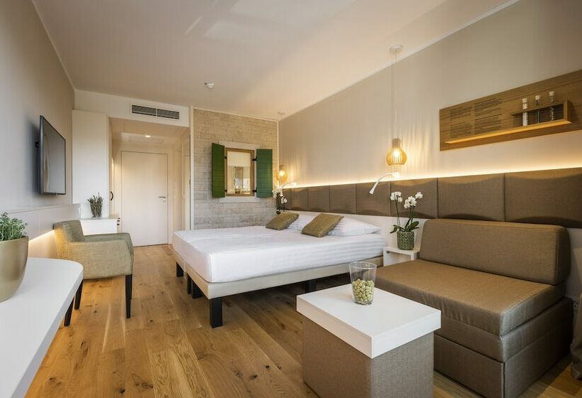 اتاق سوپریور با چشمانداز دریا و بالکن, Histrion