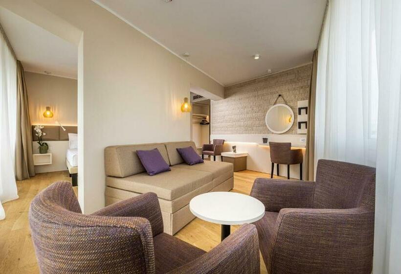 سوییت با چشمانداز دریا, Histrion