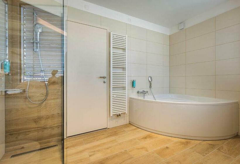 سوییت با چشمانداز دریا, Histrion