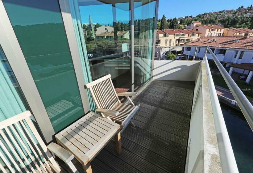 سوییت با چشمانداز دریا, Histrion