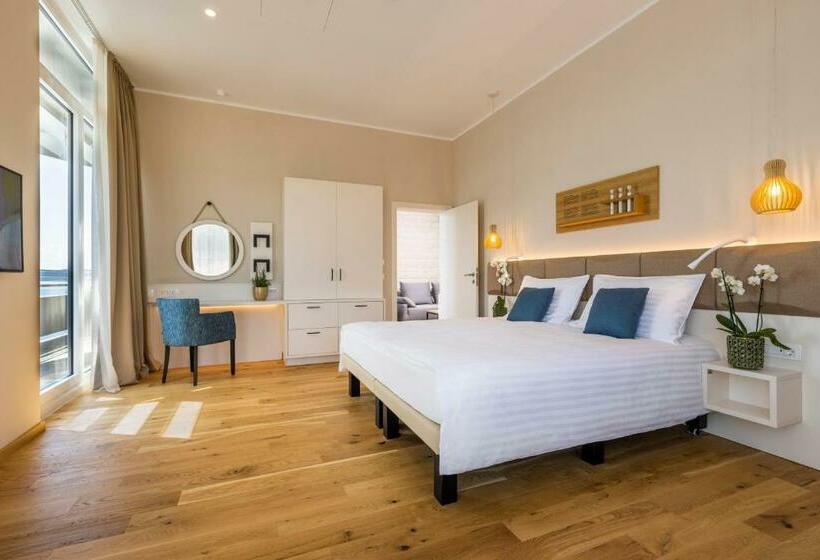 سوییت با چشمانداز دریا, Histrion