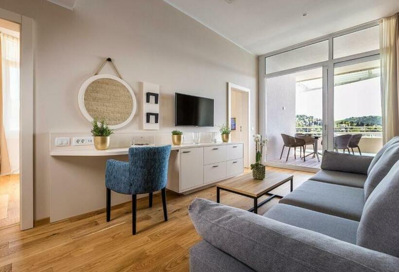 سوییت با چشمانداز دریا, Histrion