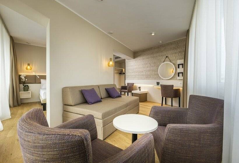 سوییت با چشمانداز دریا, Histrion