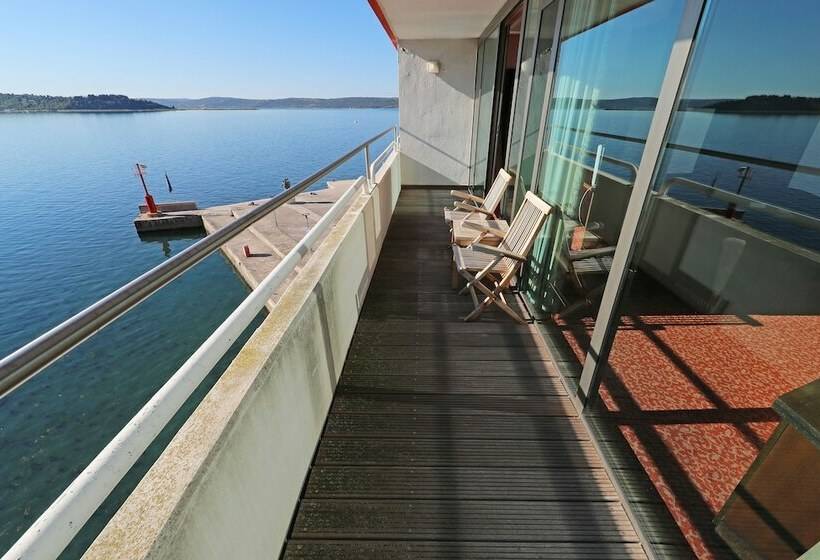 سوییت با چشمانداز دریا, Histrion