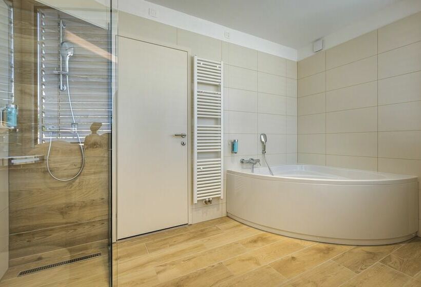 سوییت با چشمانداز دریا, Histrion