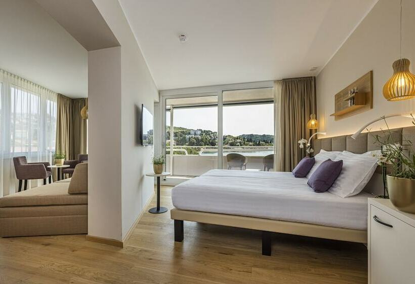 سوییت با چشمانداز دریا, Histrion