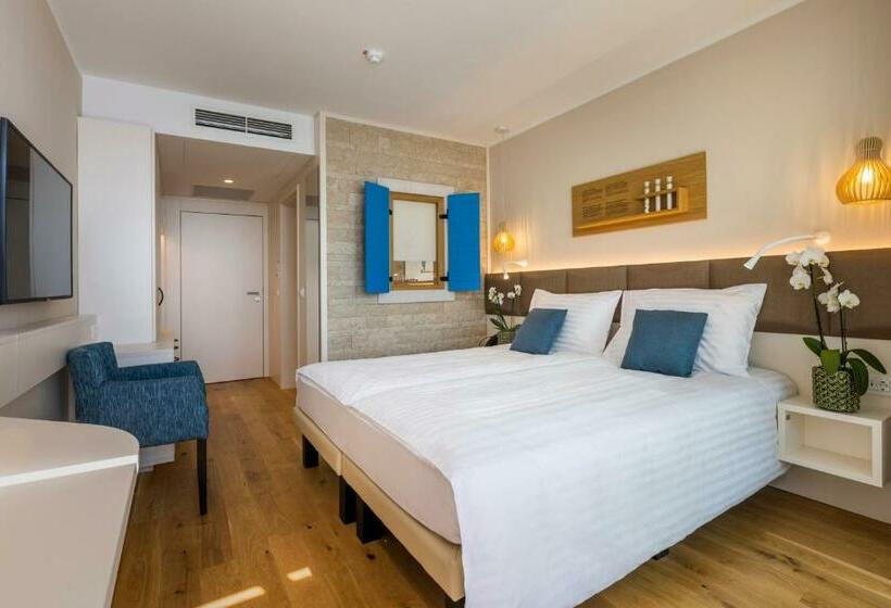 اتاق سوپریور خانوادگی, Histrion