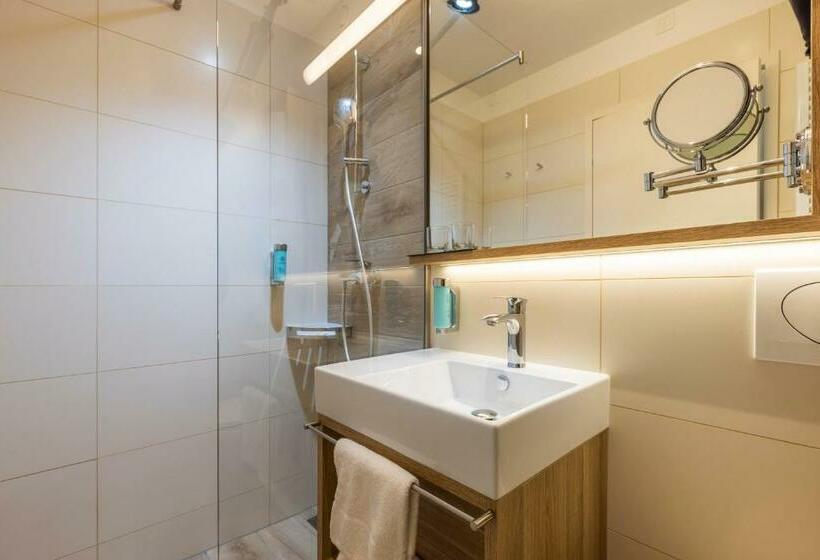 اتاق سوپریور خانوادگی, Histrion