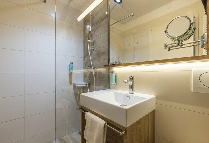 اتاق سوپریور خانوادگی, Histrion