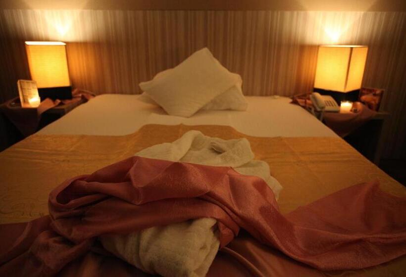 اتاق سوپریور, Hollywood