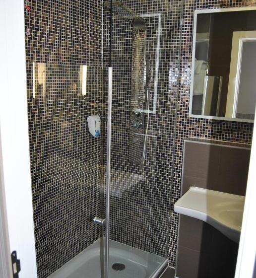 اتاق سوپریور, Hollywood