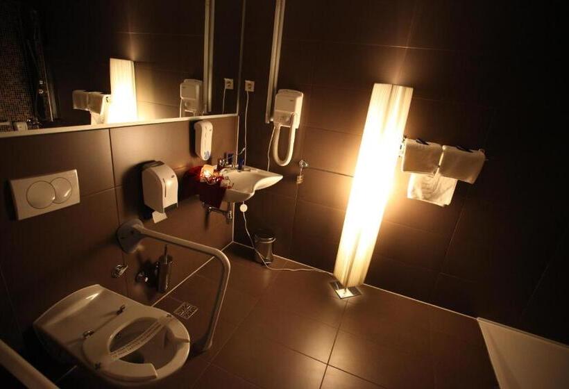 اتاق سوپریور سه تخته, Hollywood