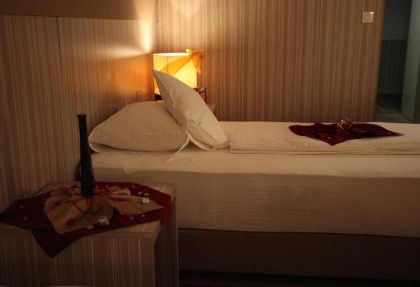 اتاق سوپریور یک تخته, Hollywood