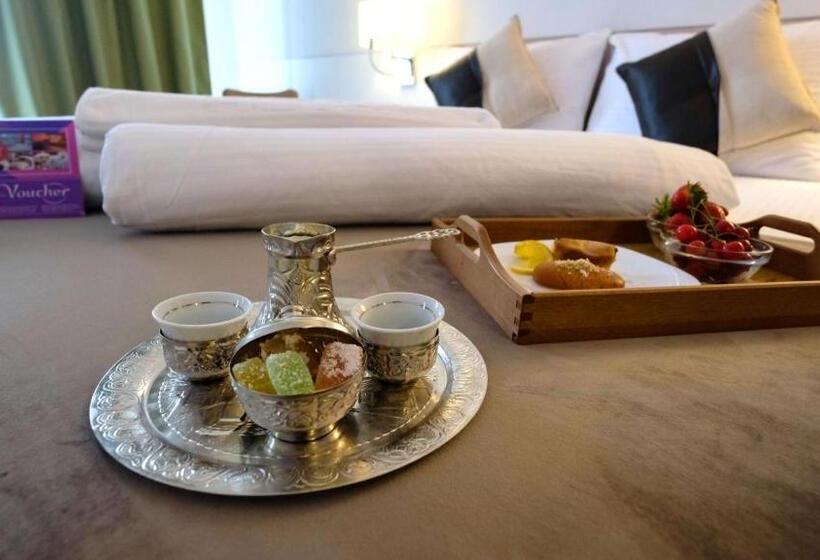 سوییت جونیور, Hollywood