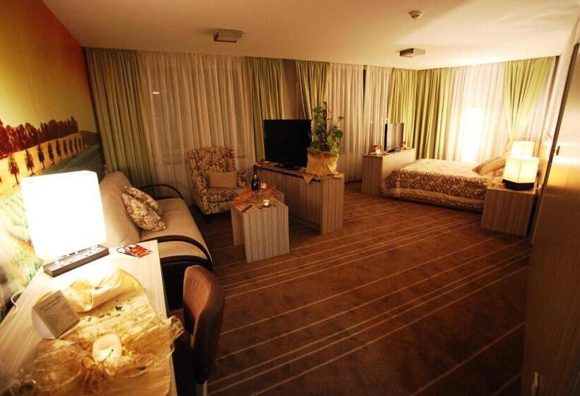 سوییت جونیور, Hollywood