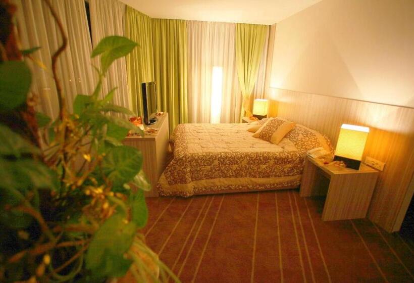 سوییت جونیور, Hollywood