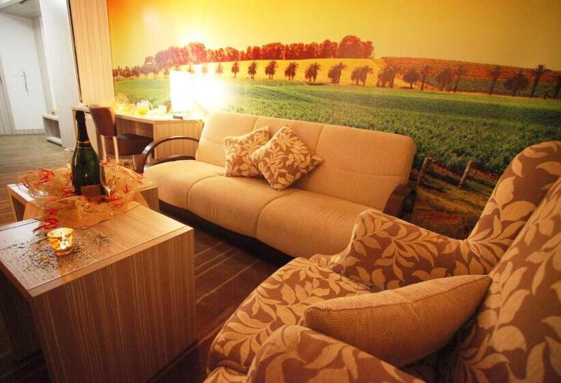 سوییت جونیور, Hollywood