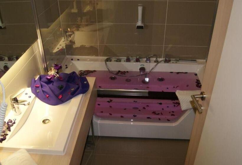 سوییت جونیور, Hollywood