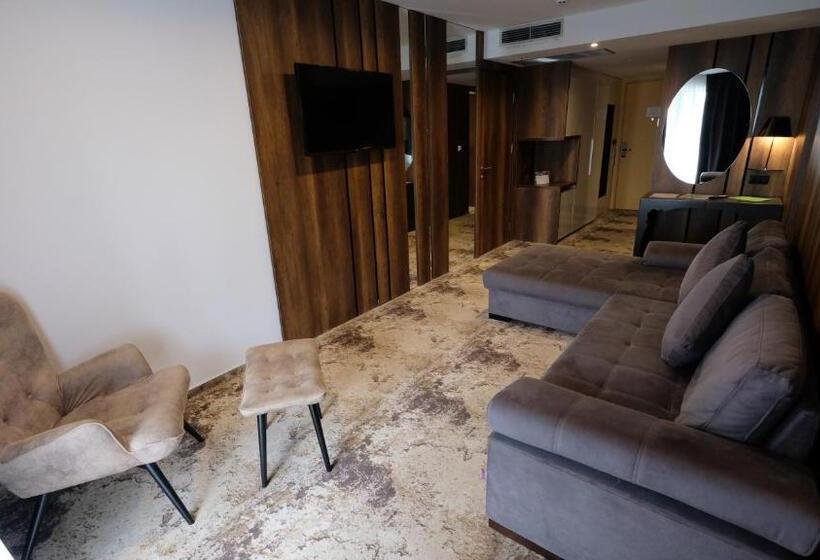 سوییت جونیور, Hollywood