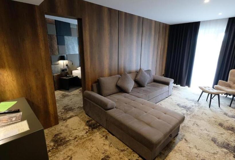 سوییت جونیور, Hollywood