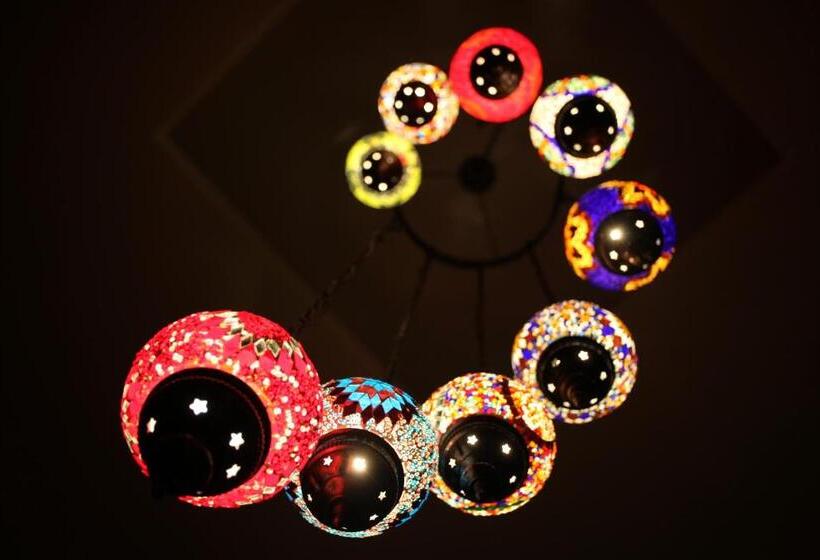 اتاق لوکس, Hollywood