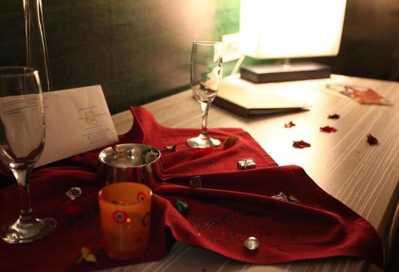 اتاق لوکس, Hollywood