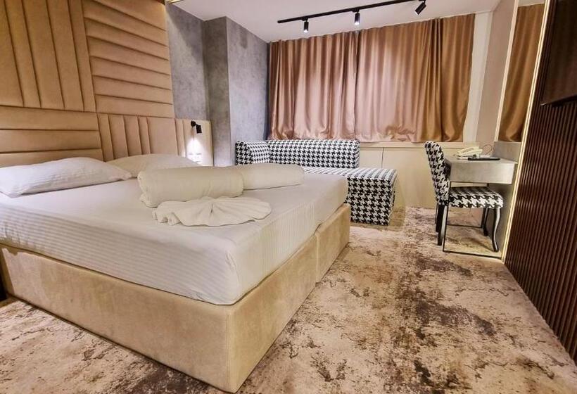 اتاق لوکس, Hollywood