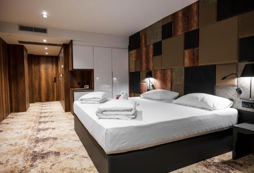 اتاق لوکس, Hollywood