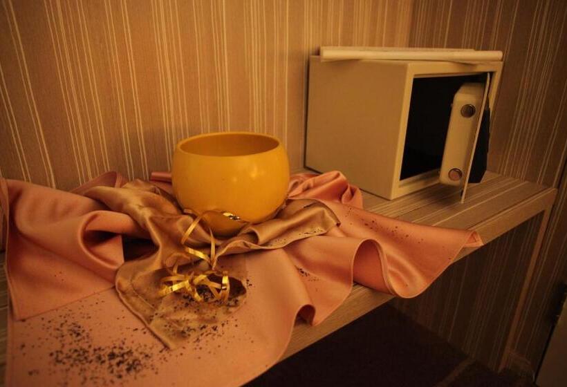 اتاق لوکس, Hollywood