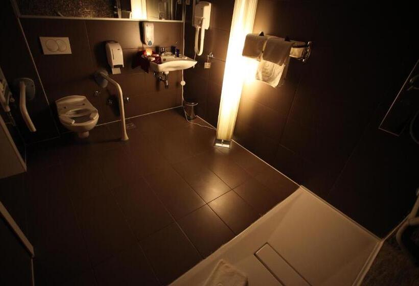 اتاق سوپریور, Hollywood