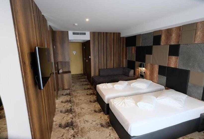 اتاق لوکس سه تخته, Hollywood