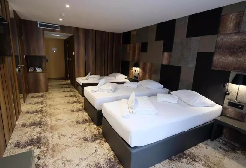 اتاق لوکس سه تخته, Hollywood