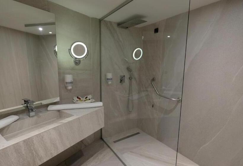 اتاق لوکس سه تخته, Hollywood