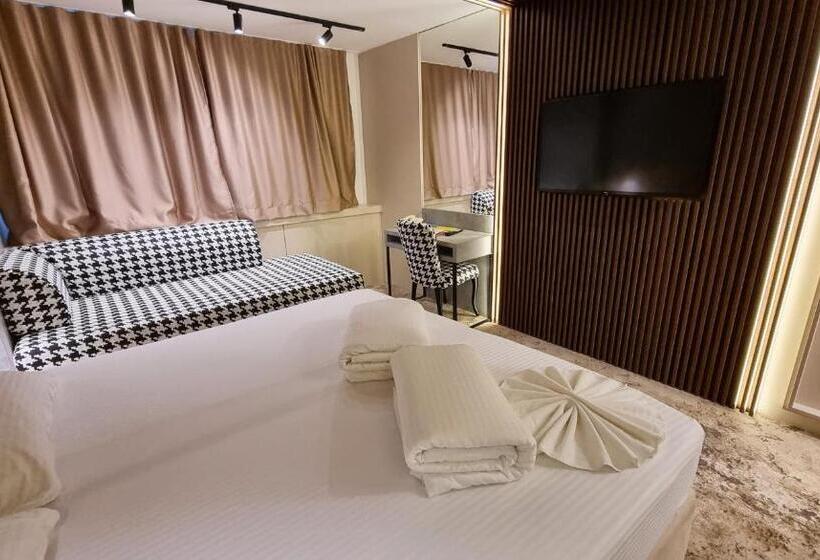 اتاق لوکس سه تخته, Hollywood