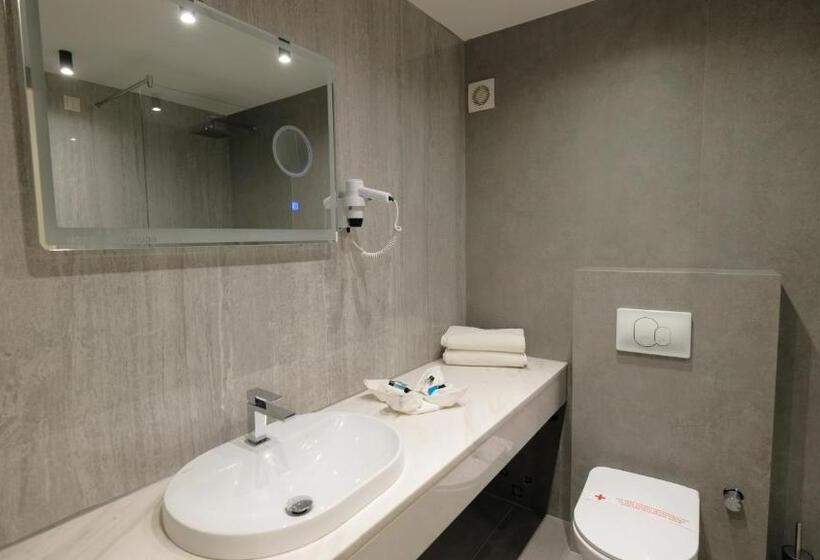 اتاق لوکس سه تخته, Hollywood