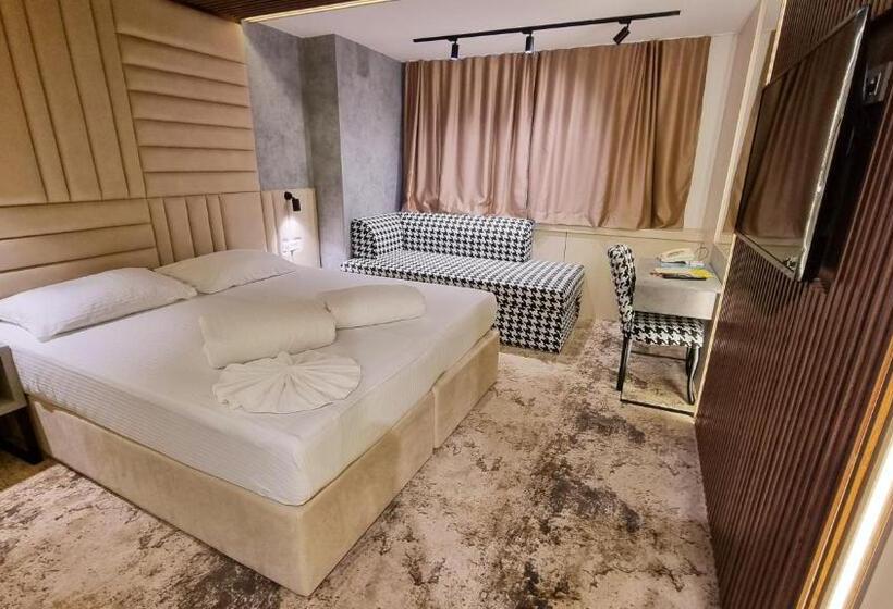 اتاق لوکس سه تخته, Hollywood