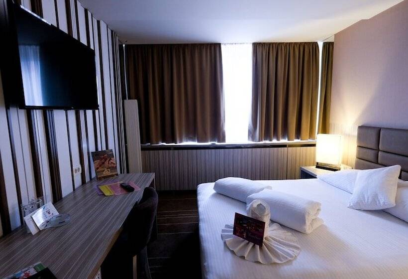 اتاق سوپریور, Hollywood