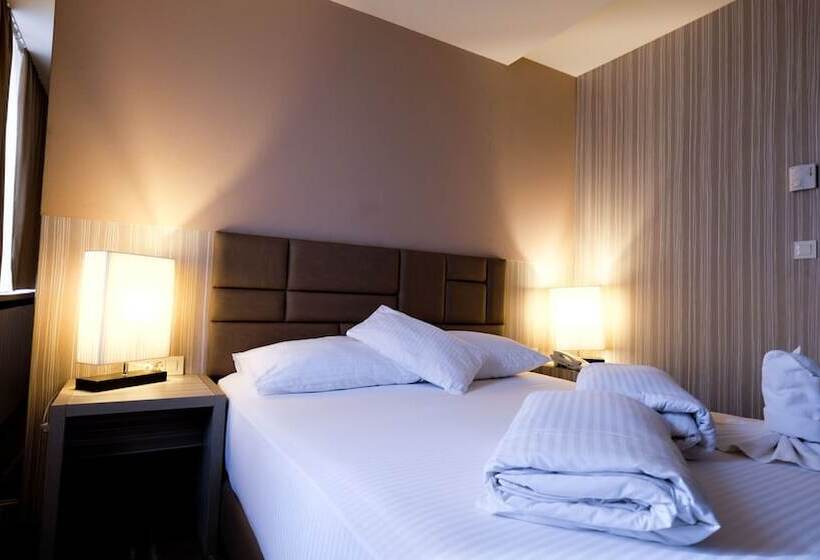 اتاق سوپریور, Hollywood