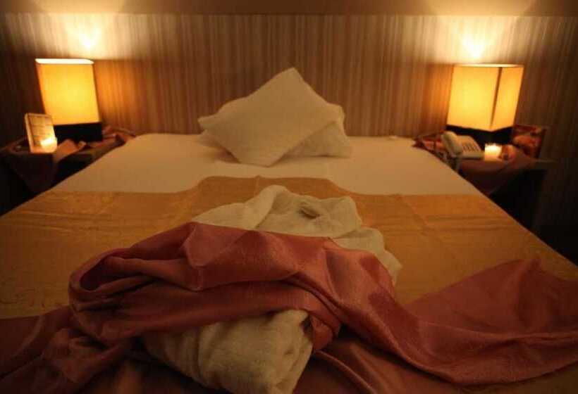 اتاق سوپریور, Hollywood