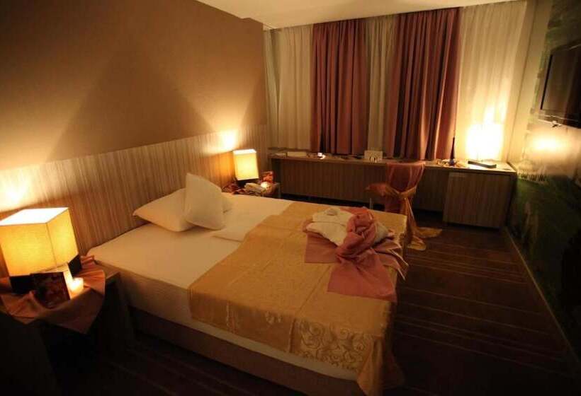 اتاق سوپریور, Hollywood