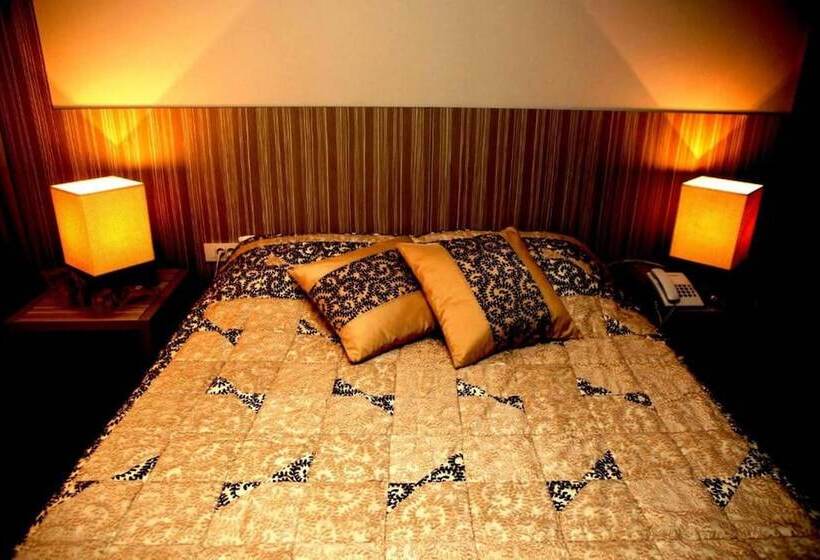 اتاق سوپریور, Hollywood